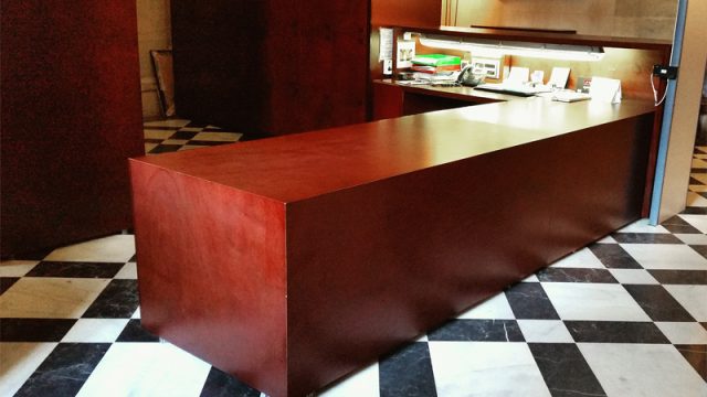 Mostrador en sala de acceso al Archivo de Indias